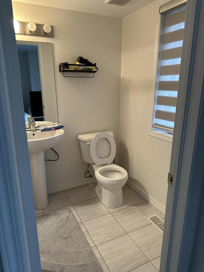 Ensuite Guest Room With Separate Entrance Мисисага Екстериор снимка